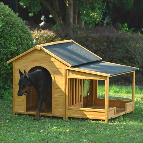 Große Hundehütte aus Holz mit Veranda